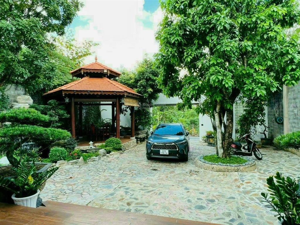 Bán biệt thự hồ bơi sân vườn phường bình dương gần bv 1500 giường