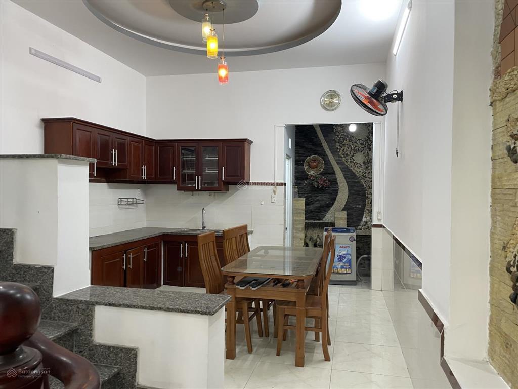 Bán nhà đường nhựa 7 m vỉa hè 2 bên , cách siêu thị vincom tầm 1 km