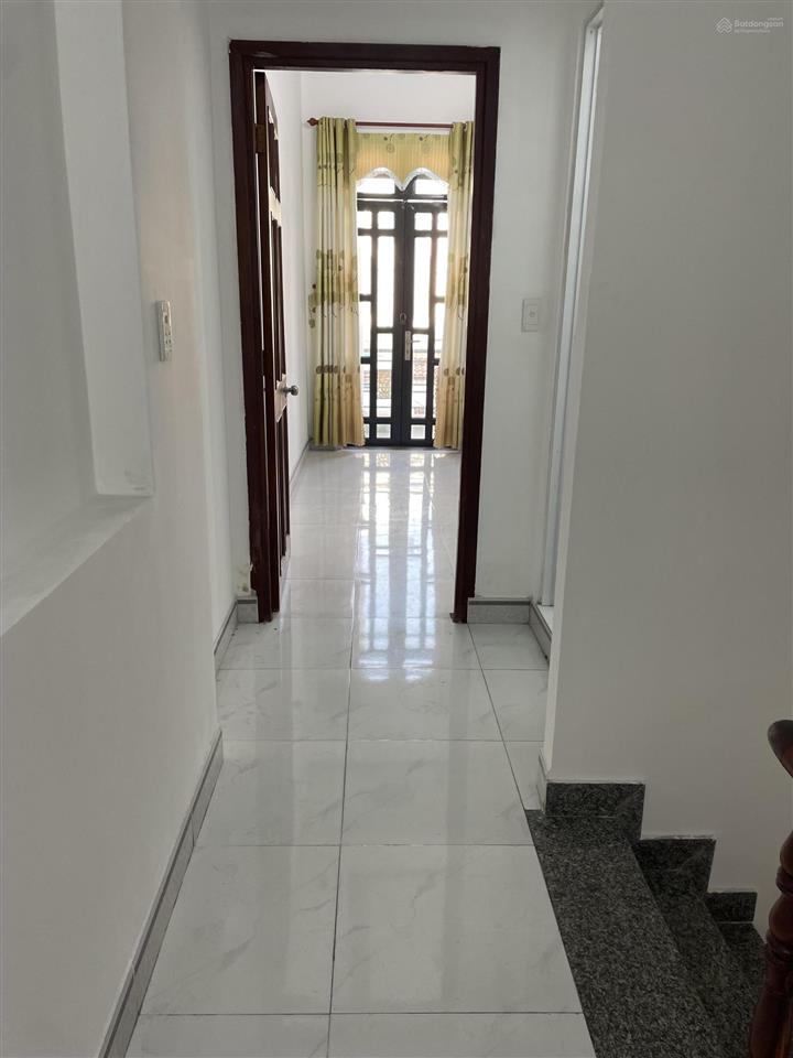 Bán nhà đường nhựa 7 m vỉa hè 2 bên , cách siêu thị vincom tầm 1 km