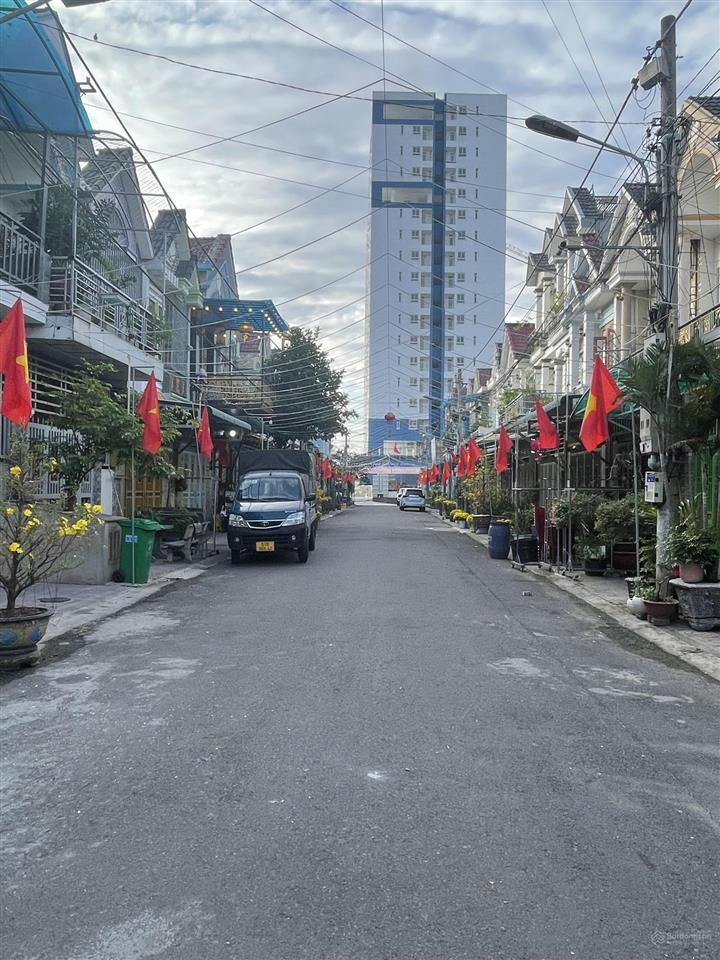 Bán nhà đường nhựa 7 m vỉa hè 2 bên , cách siêu thị vincom tầm 1 km