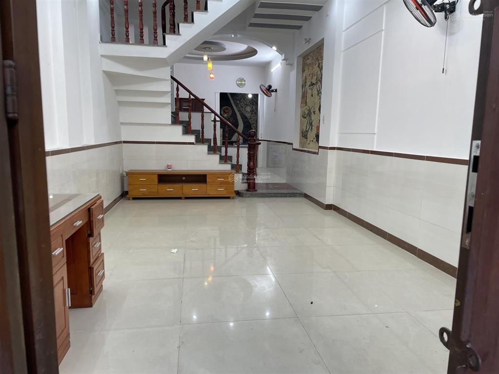 Bán nhà đường nhựa 7 m vỉa hè 2 bên , cách siêu thị vincom tầm 1 km