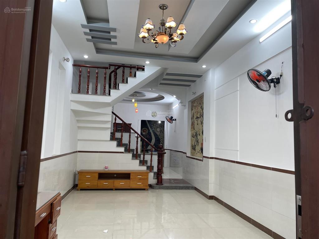 Bán nhà đường nhựa 7 m vỉa hè 2 bên , cách siêu thị vincom tầm 1 km