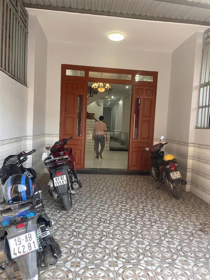 Cho thuê nhà lầu trệt đường nhựa 6 m gần ngã ba cây điệp, sân xe hơi 7 chỗ , 4 phòng
