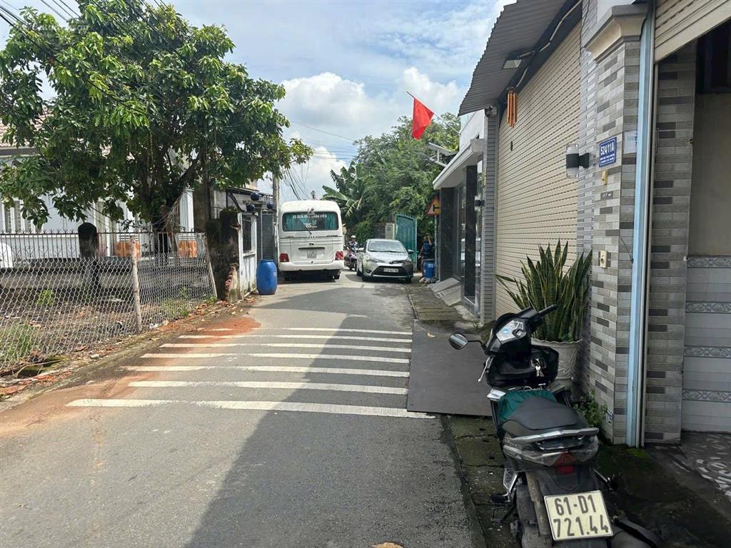 Cho thuê nhà lầu trệt đường nhựa 6 m gần ngã ba cây điệp, sân xe hơi 7 chỗ , 4 phòng