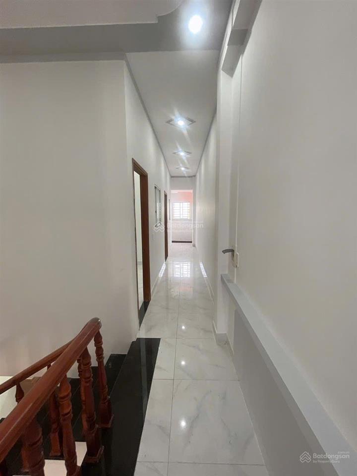 Cho thuê nhà lầu trệt đường nhựa 6 m gần ngã ba cây điệp, sân xe hơi 7 chỗ , 4 phòng