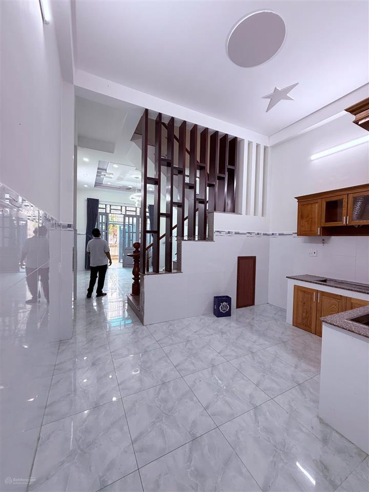 Cho thuê nhà trệt lầu sát làng đại học, đường xe hơi, có 4 phòng