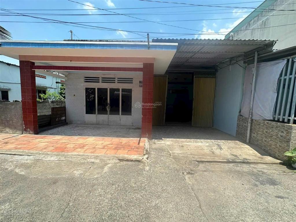 Bán đất tặng 2 căn nhà cấp 4 gần chợ dĩ an ngang hơn 10 m dt đất 146,8 m2, vị trí trung tâm dĩ an