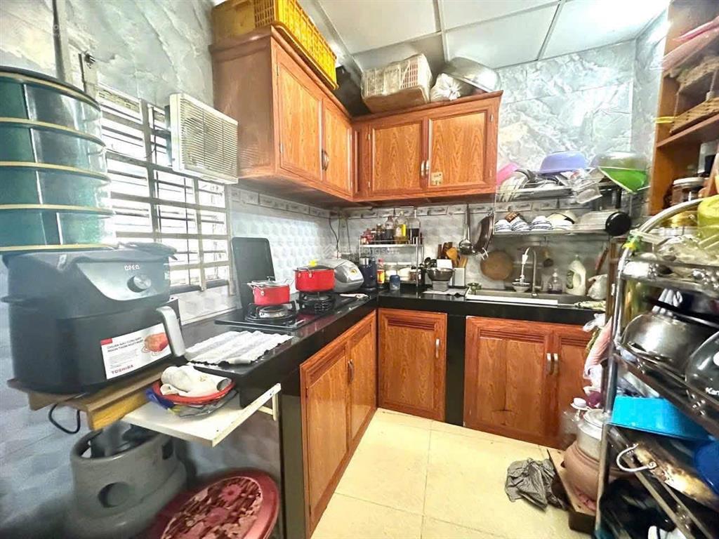 Bán nhà cấp 4 có gác sát đường trần hưng đạo vào 20 m , gần chợ và ga dĩ an , vị trí trung tâm