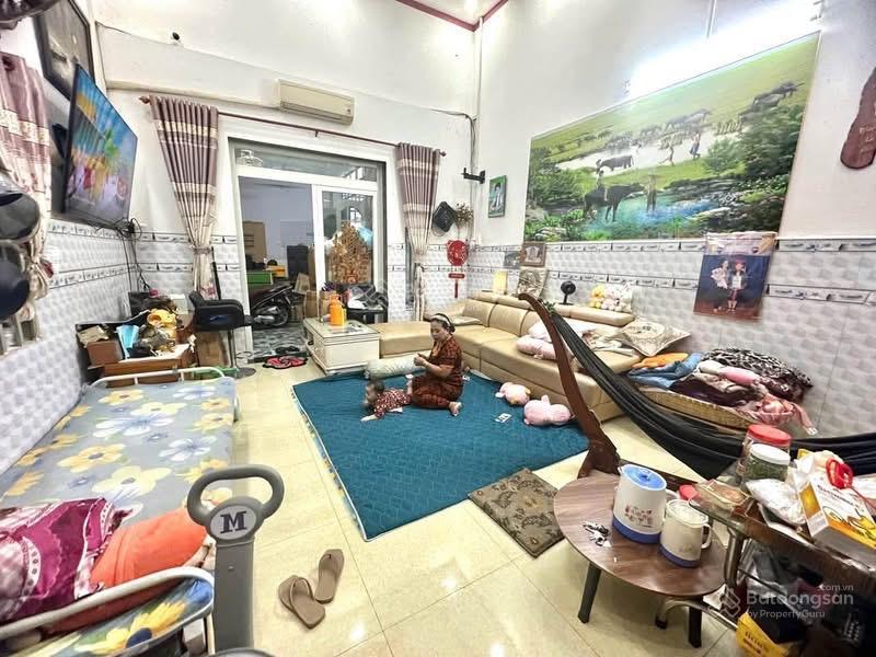 Bán nhà cấp 4 có gác sát đường trần hưng đạo vào 20 m , gần chợ và ga dĩ an , vị trí trung tâm