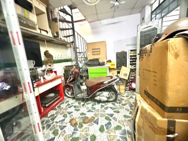 Bán nhà cấp 4 có gác sát đường trần hưng đạo vào 20 m , gần chợ và ga dĩ an , vị trí trung tâm