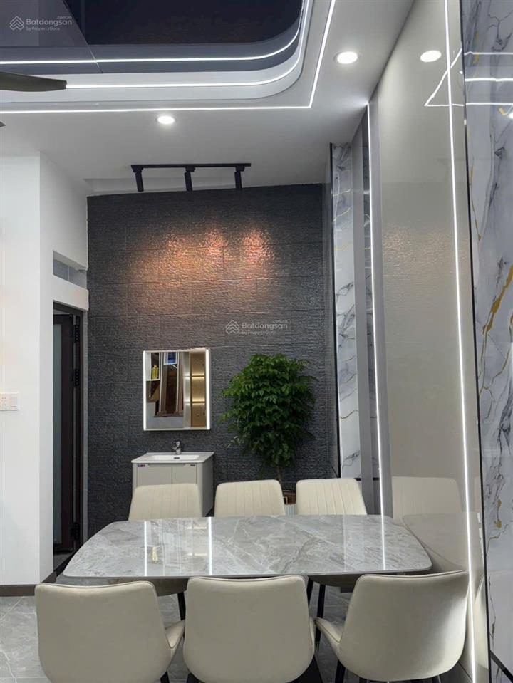 Chính chủ bán nhà 3 lầu mt nhựa 8m thông ngay vincom 550 dĩ an. nhà mới full nội thất