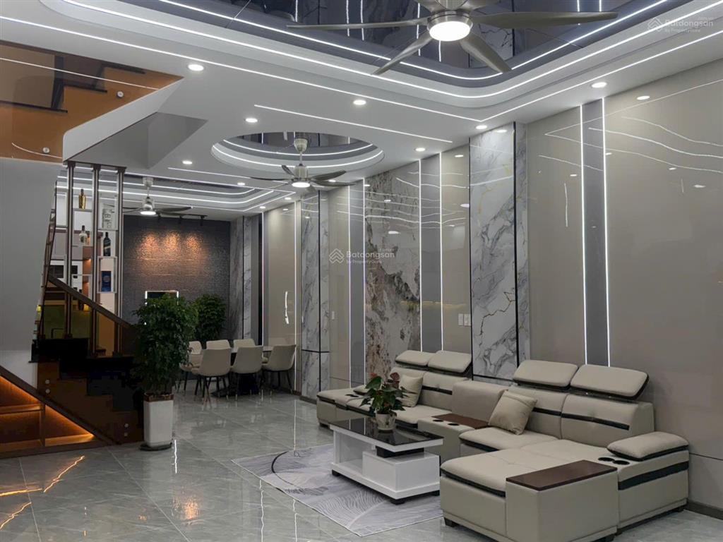 Chính chủ bán nhà 3 lầu mt nhựa 8m thông ngay vincom 550 dĩ an. nhà mới full nội thất