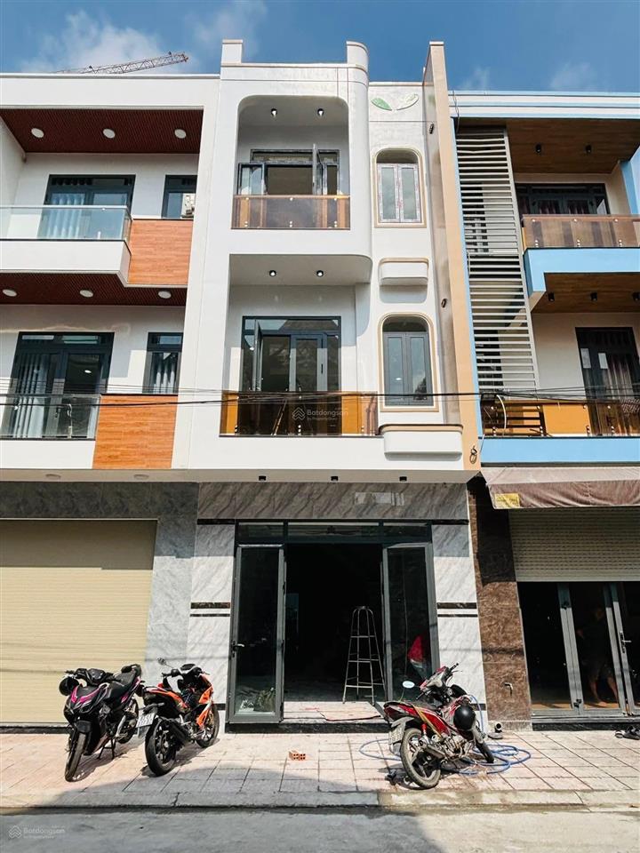 Chính chủ bán nhà 3 lầu mt nhựa 8m thông ngay vincom 550 dĩ an. nhà mới full nội thất