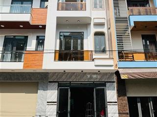 Chính chủ bán nhà 3 lầu mt nhựa 8m thông ngay vincom 550 dĩ an. nhà mới full nội thất