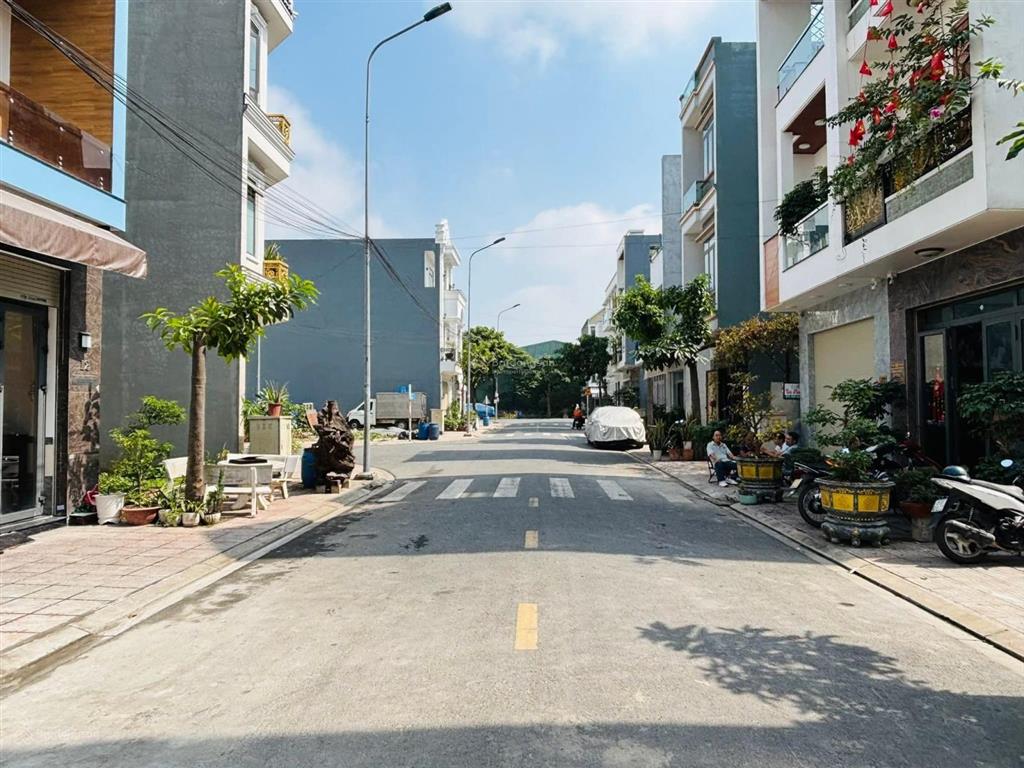 Chính chủ bán nhà 3 lầu mt nhựa 8m thông ngay vincom 550 dĩ an. nhà mới full nội thất