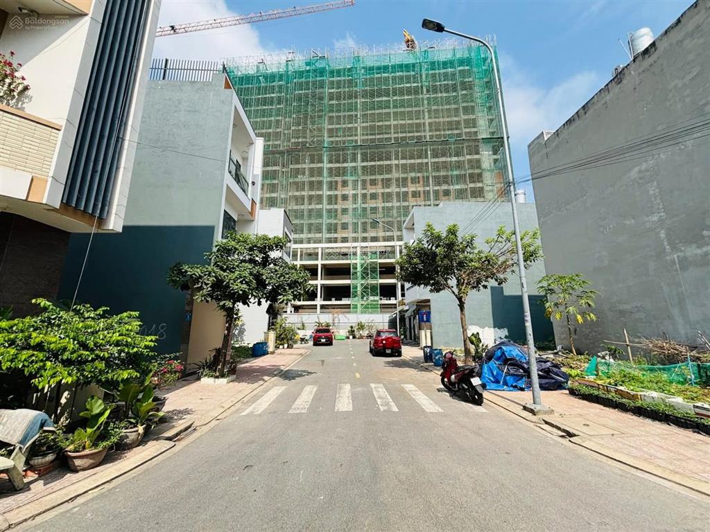 Chính chủ bán nhà 3 lầu mt nhựa 8m thông ngay vincom 550 dĩ an. nhà mới full nội thất