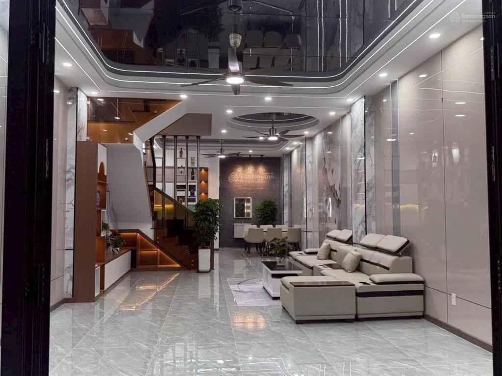 Chính chủ bán nhà 3 lầu mt nhựa 8m thông ngay vincom 550 dĩ an. nhà mới full nội thất