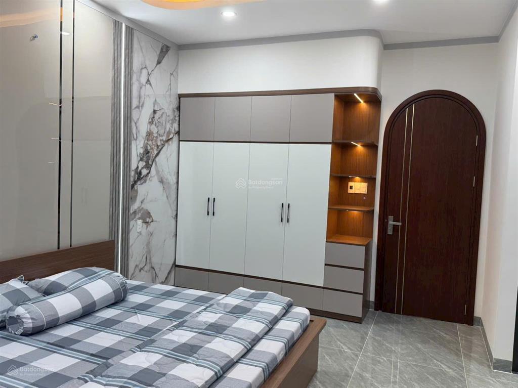 Chính chủ bán nhà 3 lầu mt nhựa 8m thông ngay vincom 550 dĩ an. nhà mới full nội thất