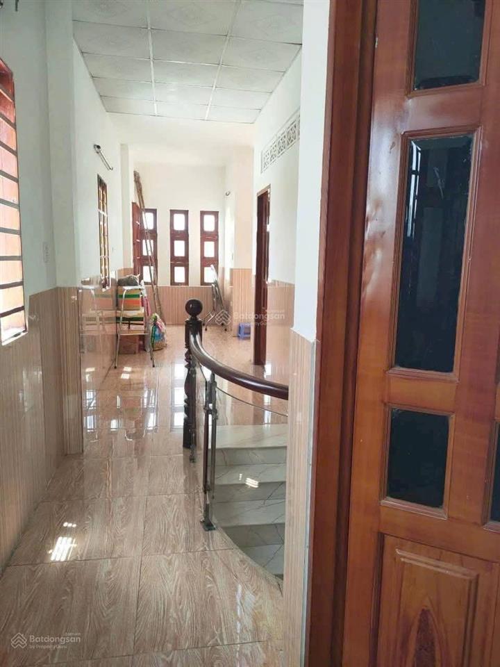 Chính chủ cần bán nhà 1 trệt 1 lầu 1 lửng ở dĩ an. dt 71m. ngang 5m. đường xe hơi. gần phạm hưu lầu