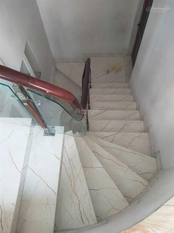 Chính chủ cần bán nhà 1 trệt 1 lầu 1 lửng ở dĩ an. dt 71m. ngang 5m. đường xe hơi. gần phạm hưu lầu