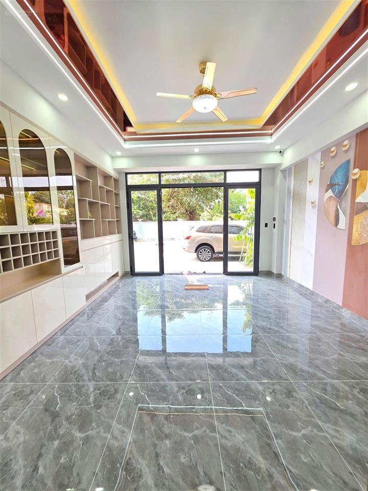 Tôi bán nhà 4 lầu kdc đông hòa gần trường hoc. vừa hoàn thiện đủ nôi thất 6phong 6wc vào ở ngay