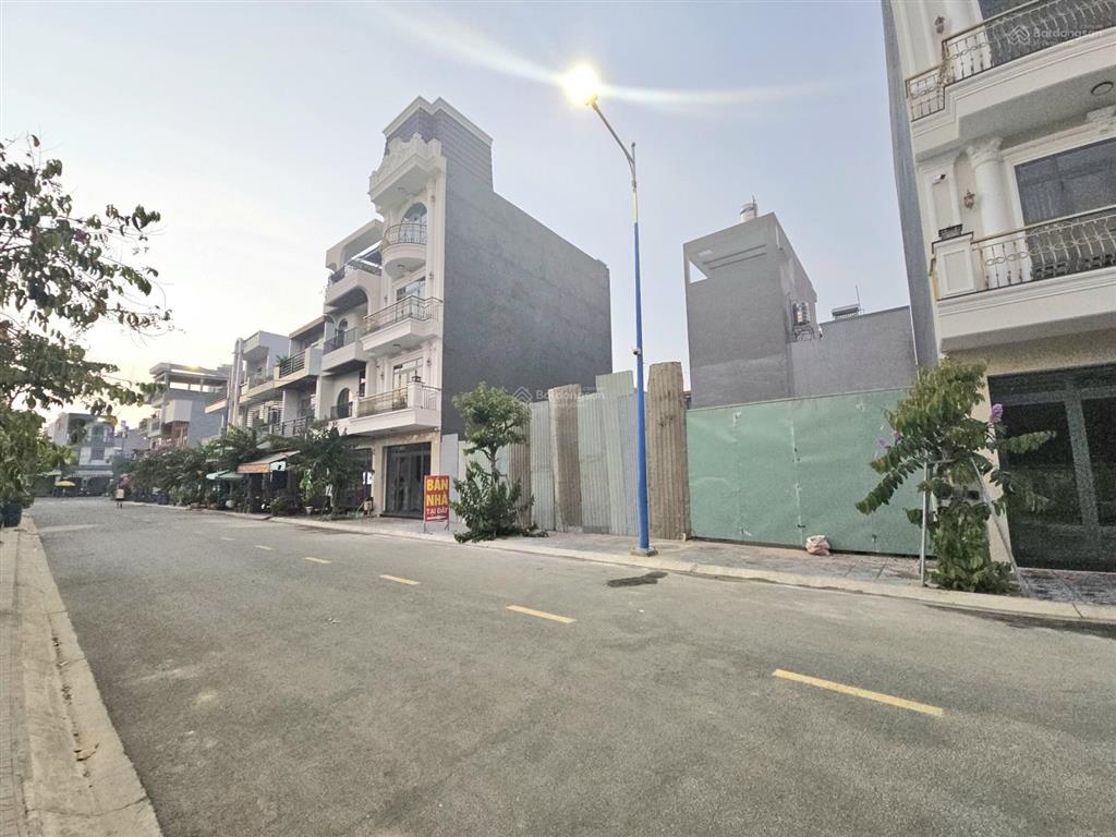 Tôi bán nhà 4 lầu kdc đông hòa gần trường hoc. vừa hoàn thiện đủ nôi thất 6phong 6wc vào ở ngay