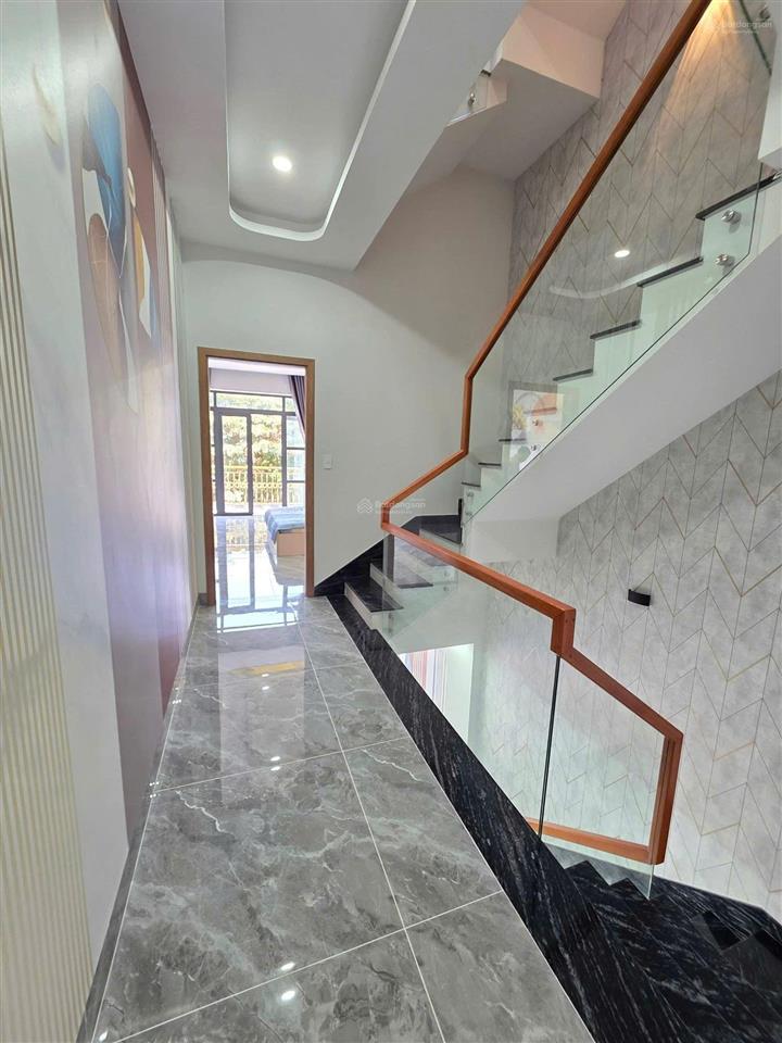 Tôi bán nhà 4 lầu kdc đông hòa gần trường hoc. vừa hoàn thiện đủ nôi thất 6phong 6wc vào ở ngay