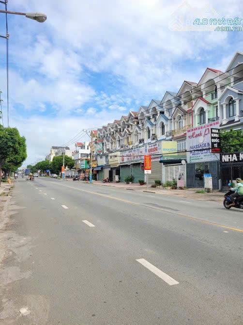 Bán nhà 1 trệt 3 lầu mt đường đt743a p.bình an, tp.dĩ an