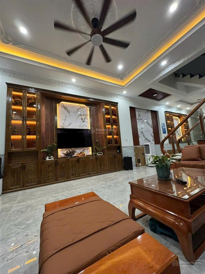 Chính chủ cần bán 1trệt 3 lầu mới. ở đông hoà. ra ql1k 100m. đường thông 6m. 4pn, 4wc. dt 117,6m2