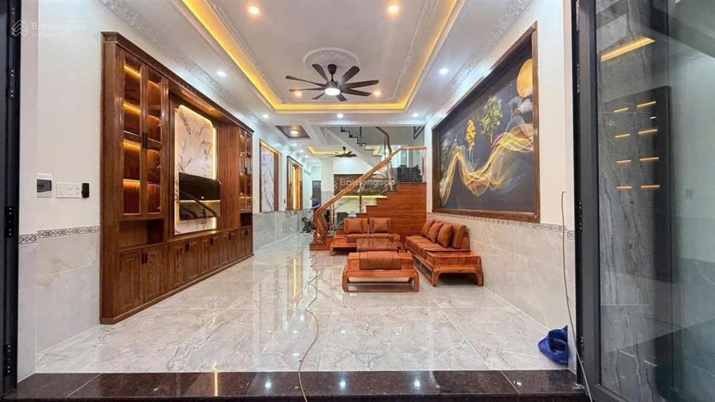 Chính chủ cần bán 1trệt 3 lầu mới. ở đông hoà. ra ql1k 100m. đường thông 6m. 4pn, 4wc. dt 117,6m2