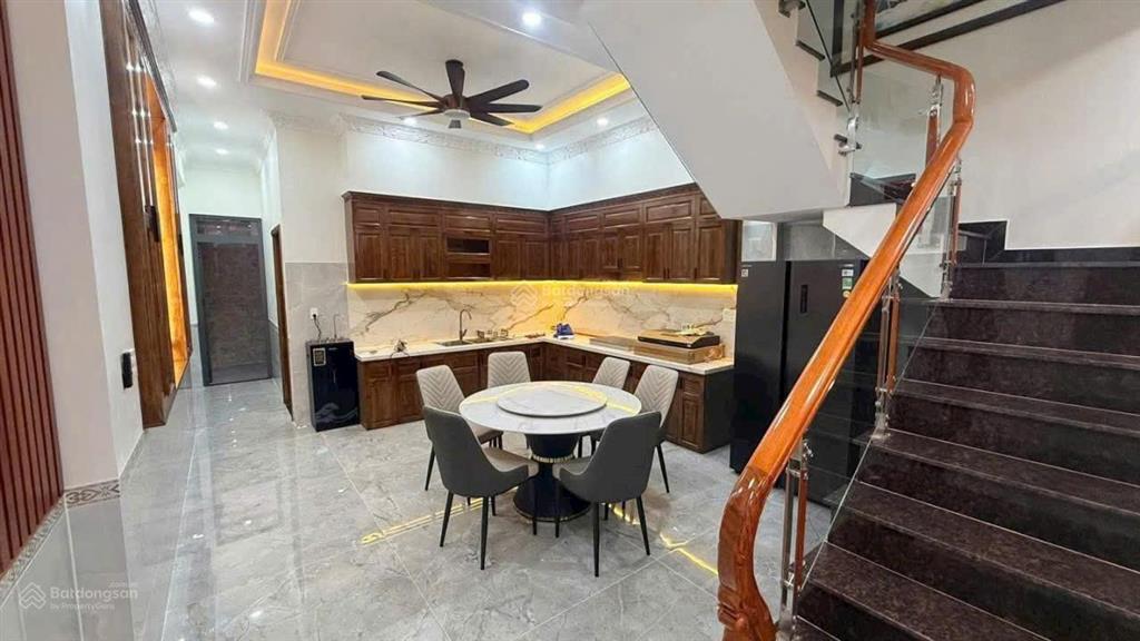 Chính chủ cần bán 1trệt 3 lầu mới. ở đông hoà. ra ql1k 100m. đường thông 6m. 4pn, 4wc. dt 117,6m2