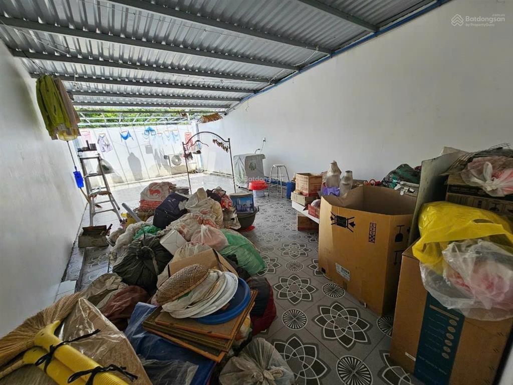 Chính chủ cần bán nhanh nhà trệt lầu 1 tum ở dĩ an. dt 267,6m2. thổ cư 100%. ngang 9,4m. 3pn, 2wc.