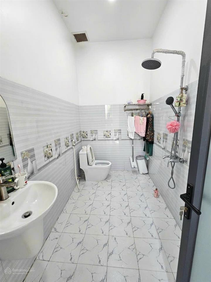Chính chủ cần bán nhanh nhà trệt lầu 1 tum ở dĩ an. dt 267,6m2. thổ cư 100%. ngang 9,4m. 3pn, 2wc.