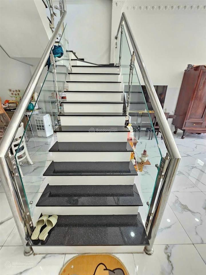 Chính chủ cần bán nhanh nhà trệt lầu 1 tum ở dĩ an. dt 267,6m2. thổ cư 100%. ngang 9,4m. 3pn, 2wc.
