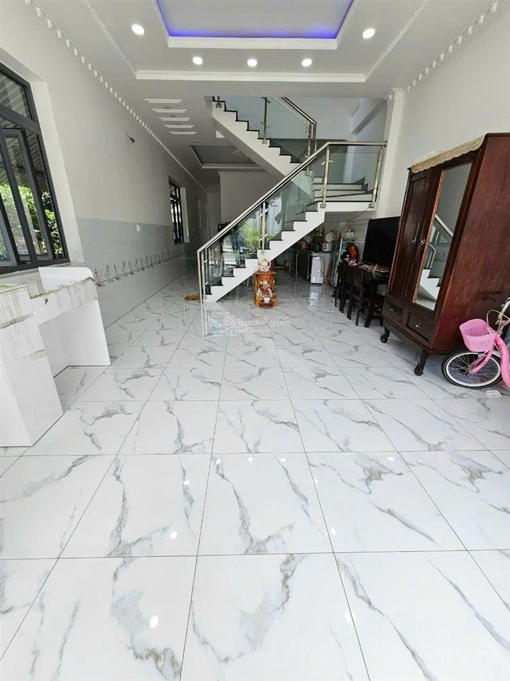 Chính chủ cần bán nhanh nhà trệt lầu 1 tum ở dĩ an. dt 267,6m2. thổ cư 100%. ngang 9,4m. 3pn, 2wc.
