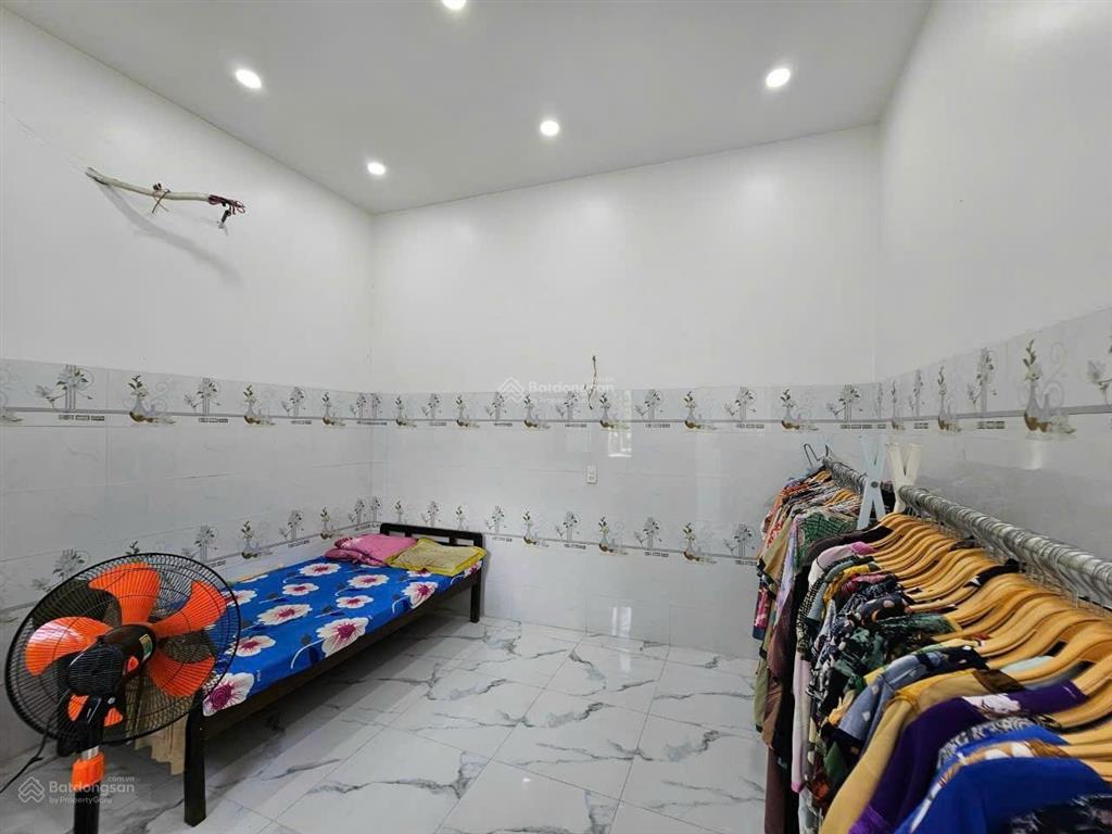 Chính chủ cần bán nhanh nhà trệt lầu 1 tum ở dĩ an. dt 267,6m2. thổ cư 100%. ngang 9,4m. 3pn, 2wc.