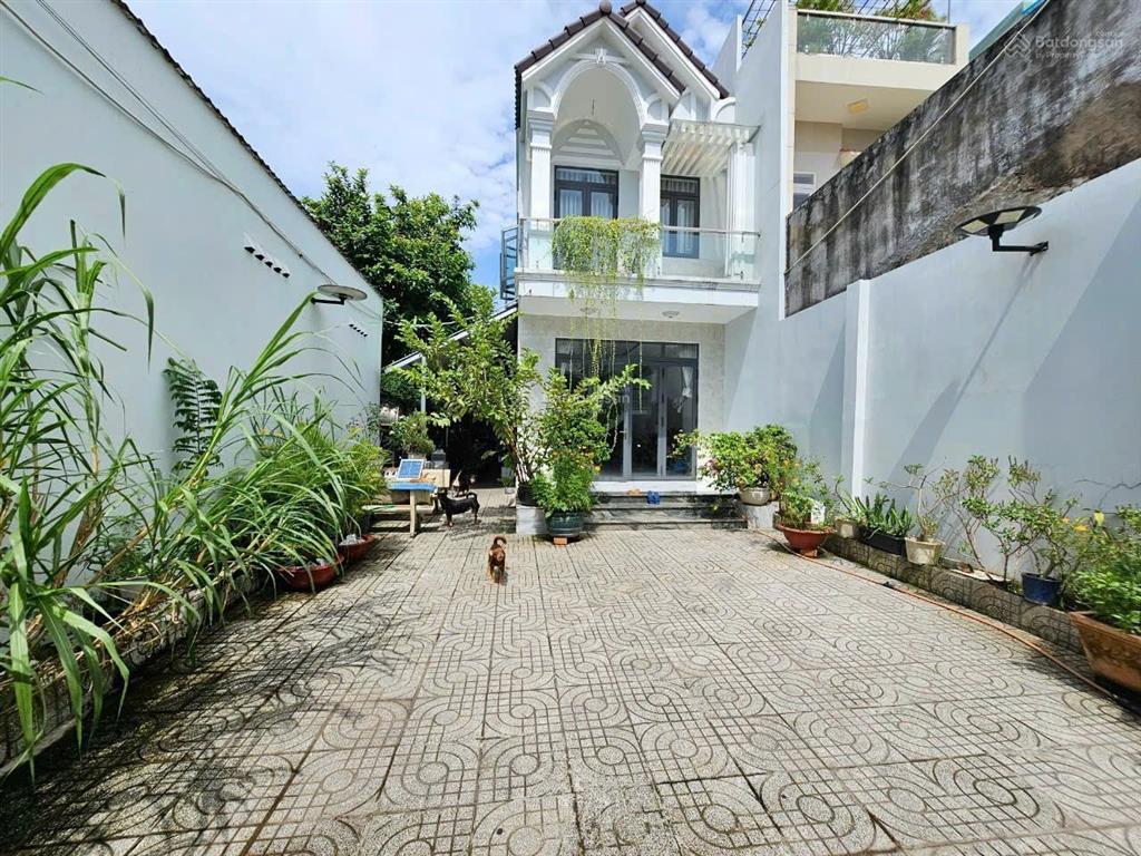 Chính chủ cần bán nhanh nhà trệt lầu 1 tum ở dĩ an. dt 267,6m2. thổ cư 100%. ngang 9,4m. 3pn, 2wc.