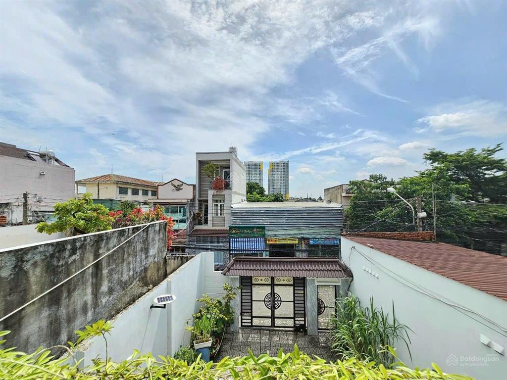 Chính chủ cần bán nhanh nhà trệt lầu 1 tum ở dĩ an. dt 267,6m2. thổ cư 100%. ngang 9,4m. 3pn, 2wc.