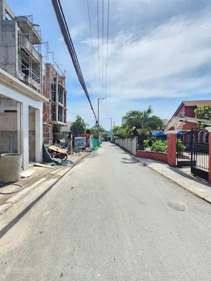 Bán nhà 3 lầu ngay siêu thị big c dĩ an . đường 6m nhưa sổ riêng 4.8x25m. giâ tốt sát làng đhqg