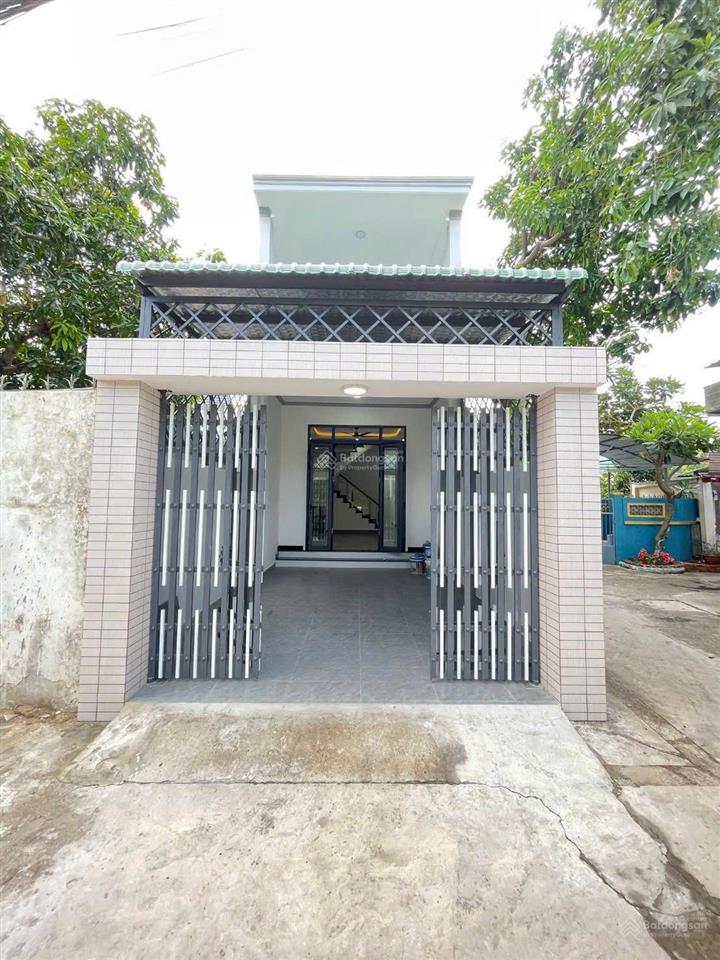 Bán nhanh nhà trêt lầu cách trường cấp 1,2,3 dĩ an chỉ 20m, gần sân vận động