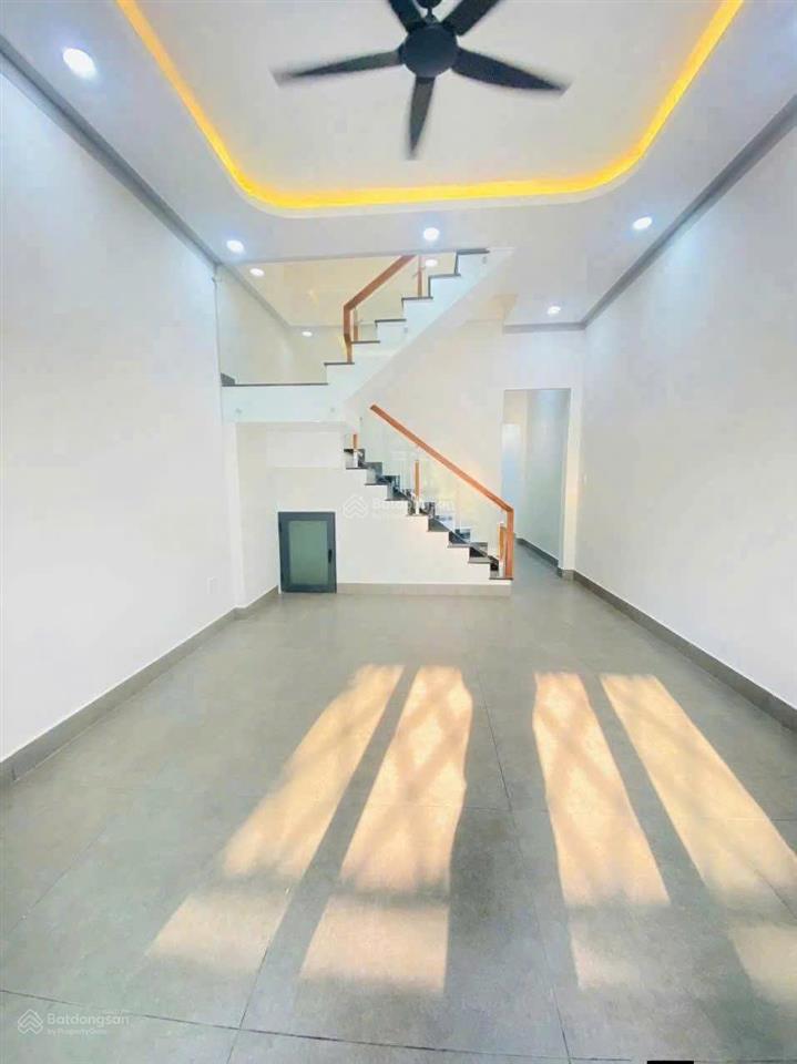 Bán nhanh nhà trêt lầu cách trường cấp 1,2,3 dĩ an chỉ 20m, gần sân vận động