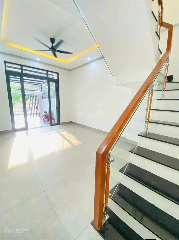 Bán nhanh nhà trêt lầu cách trường cấp 1,2,3 dĩ an chỉ 20m, gần sân vận động