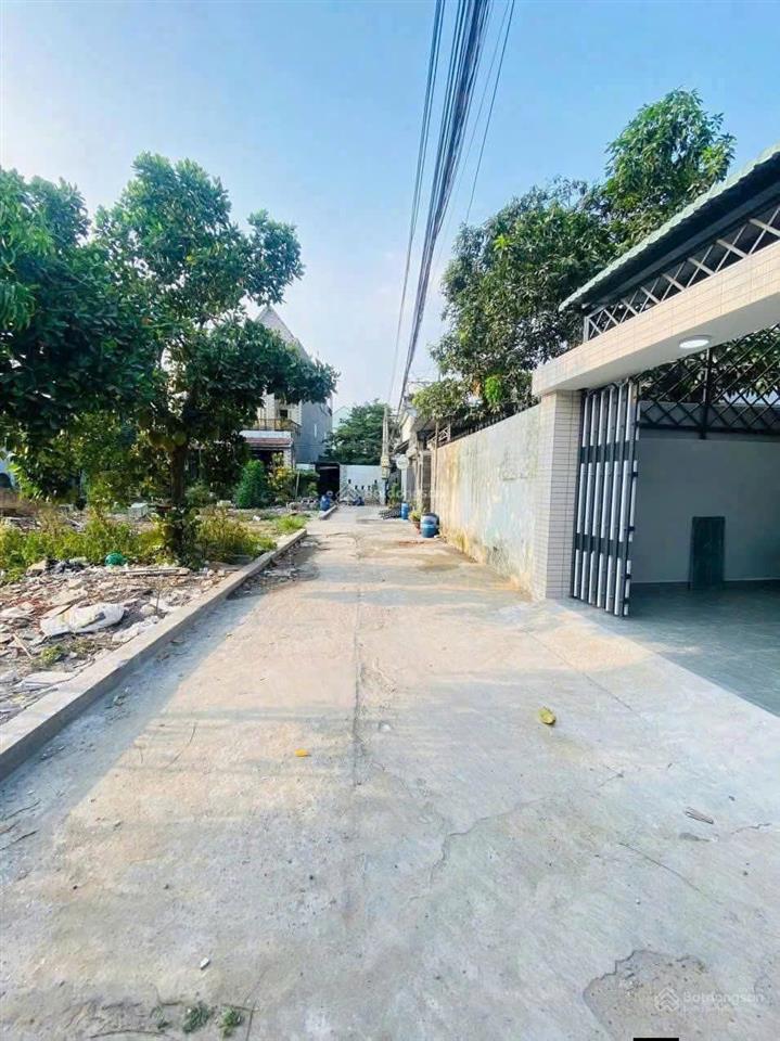 Bán nhanh nhà trêt lầu cách trường cấp 1,2,3 dĩ an chỉ 20m, gần sân vận động