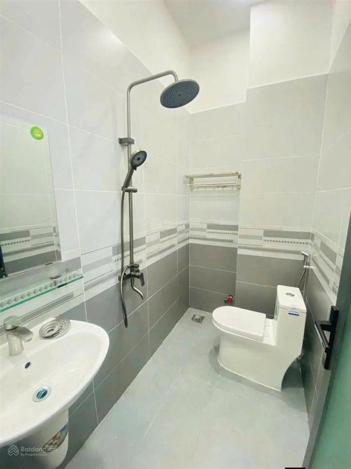 Bán nhanh nhà trêt lầu cách trường cấp 1,2,3 dĩ an chỉ 20m, gần sân vận động