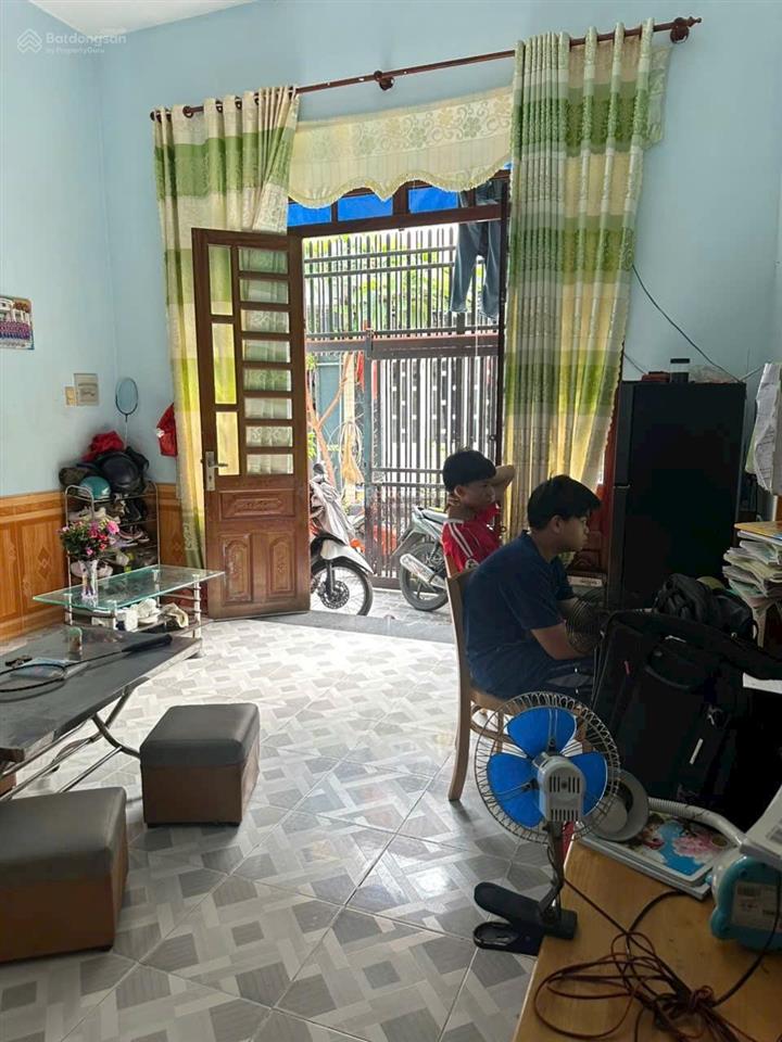 Chính chủ cần bán nhà cấp 4 có gác lửng ở đông hoà. dt 50m2. full t.cư. gần trường, chợ. an ninh