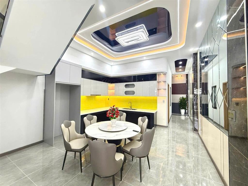 Chính chủ cần bán trệt 2 lầu ở đường ng bính, đông hoà. thiết kế sang trọng. dt 110m2. 4pn, 3wc.