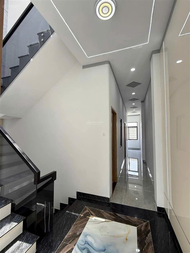 Chính chủ cần bán trệt 2 lầu ở đường ng bính, đông hoà. thiết kế sang trọng. dt 110m2. 4pn, 3wc.