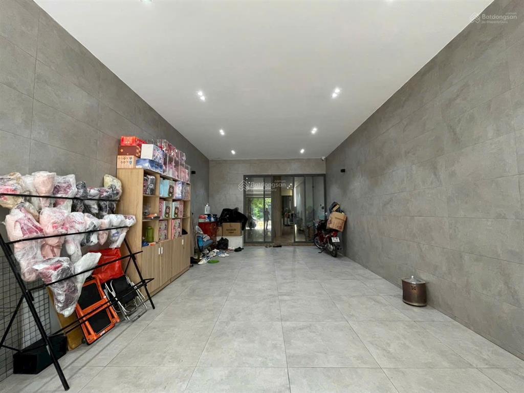 Chính chủ cần bán nhà mt 3 lầu đã hoàn công. ở tthc dĩ an. dt 127m2. đường 14m. nội thất hiện đại