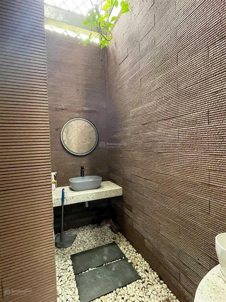 Chính chủ cần bán nhà mt 3 lầu đã hoàn công. ở tthc dĩ an. dt 127m2. đường 14m. nội thất hiện đại