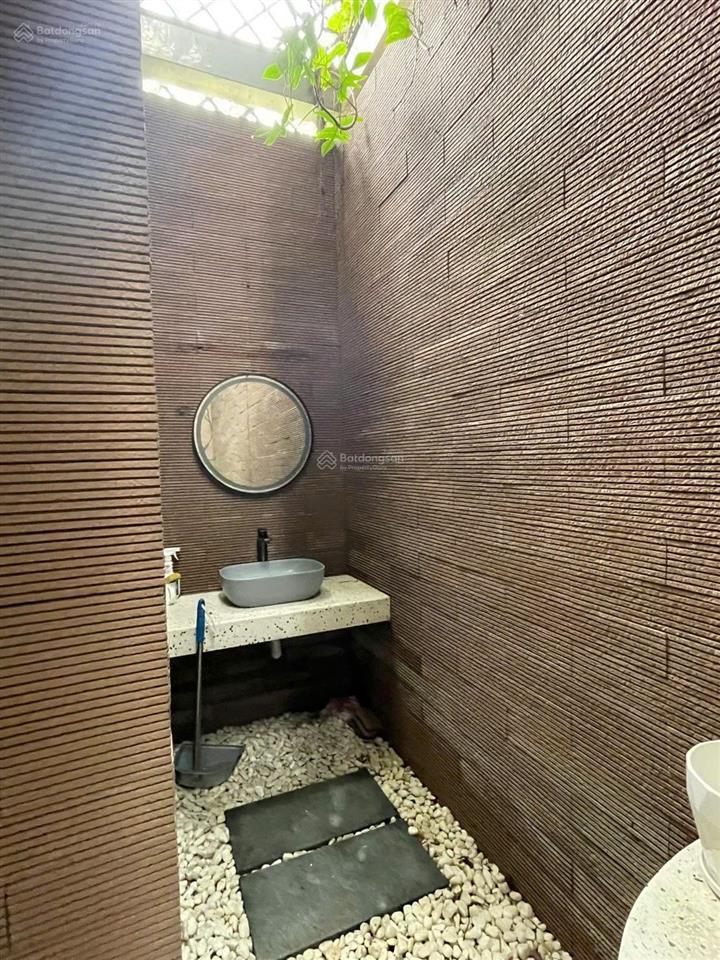 Chính chủ cần bán nhà mt 3 lầu đã hoàn công. ở tthc dĩ an. dt 127m2. đường 14m. nội thất hiện đại